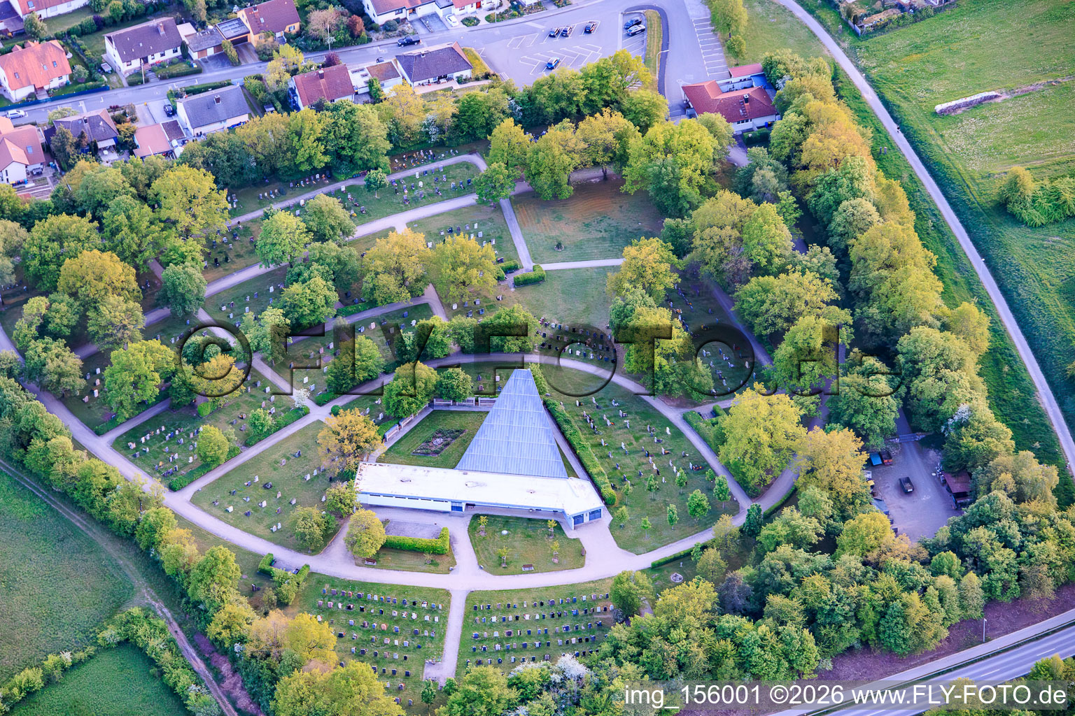 Cimetière Haßfurt (Nouveau cimetière / Am Rödersgraben), avec parc et salle de consécration triangulaire à Haßfurt dans le département Bavière, Allemagne
