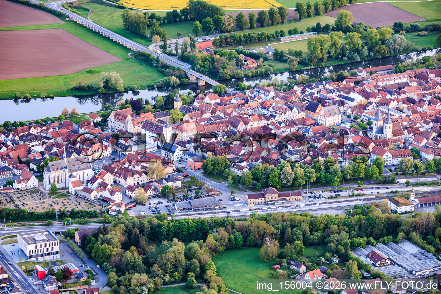 Quartier d'Ob. Vorstadt avec la chapelle des chevaliers à Haßfurt dans le département Bavière, Allemagne