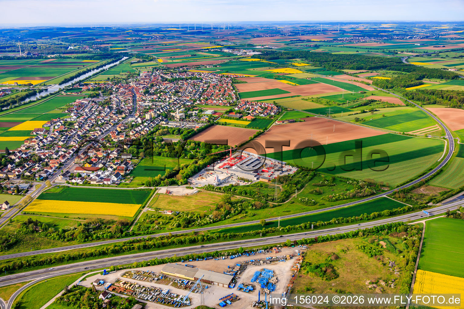 Vue de la ville depuis le nord, au-delà de l'autoroute A70 à Bergrheinfeld dans le département Bavière, Allemagne