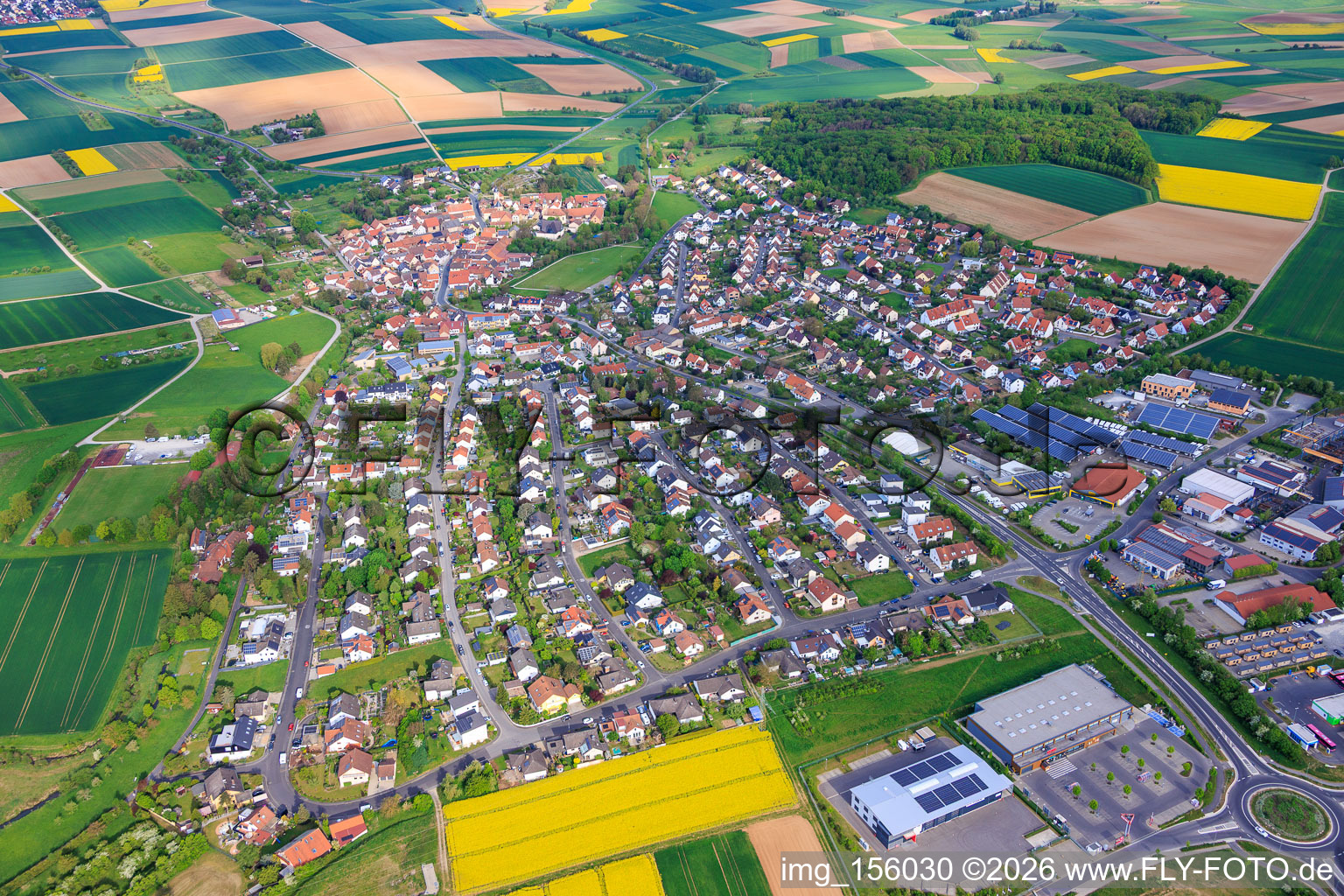 Vue de la ville depuis le sud-est, montrant NETTO, REWE et Alde Deutschland. à Euerbach dans le département Bavière, Allemagne