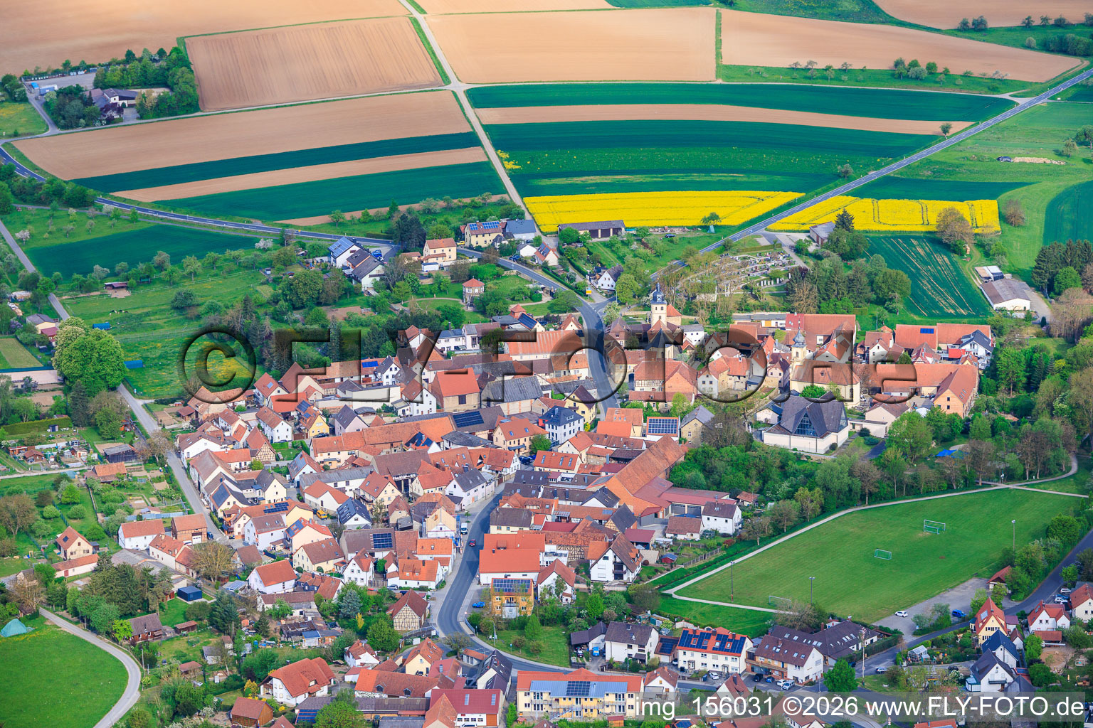 Ancien centre du village avec l'église Saint-Michel à Euerbach dans le département Bavière, Allemagne