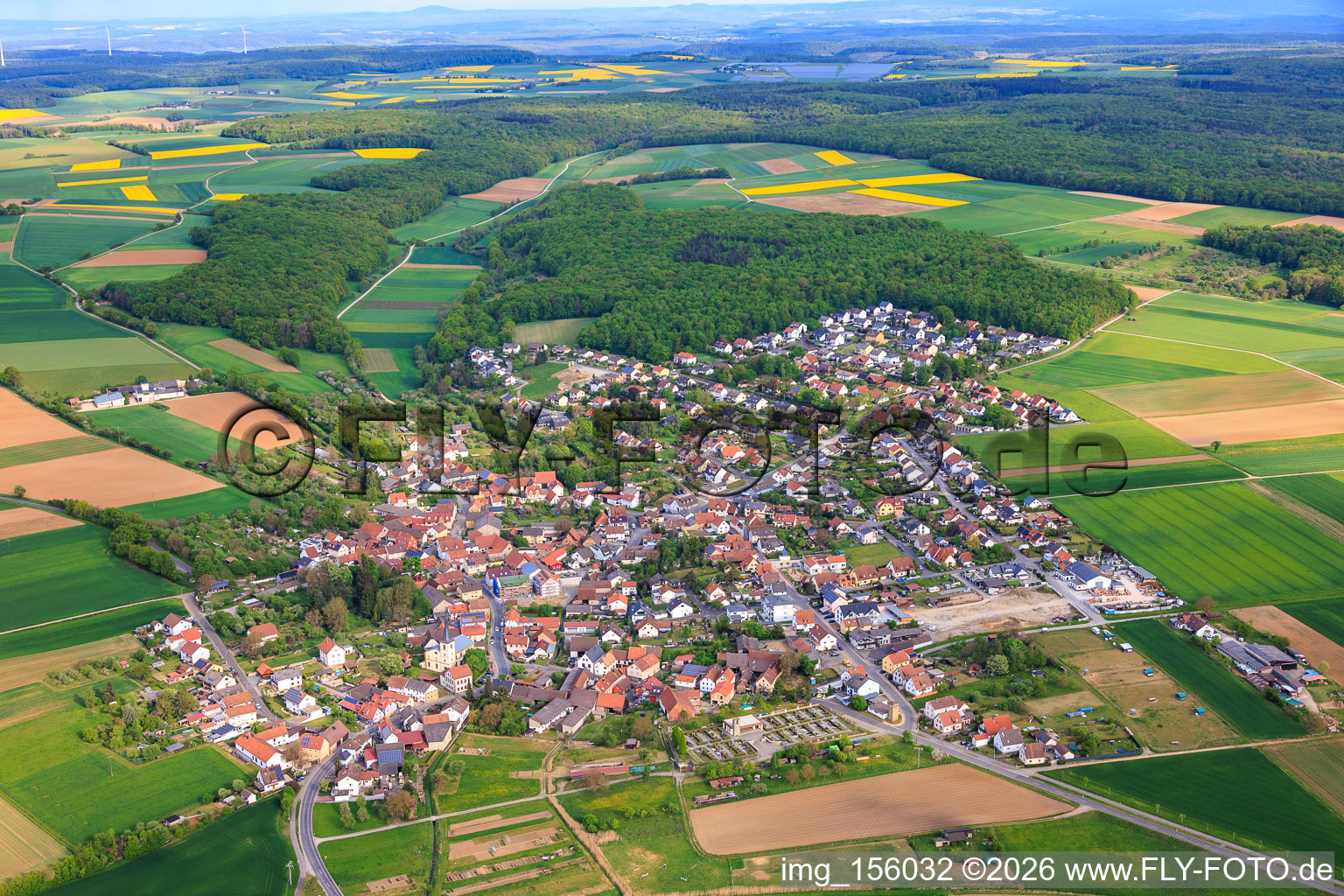 Du sud-est à le quartier Kützberg in Poppenhausen dans le département Bavière, Allemagne