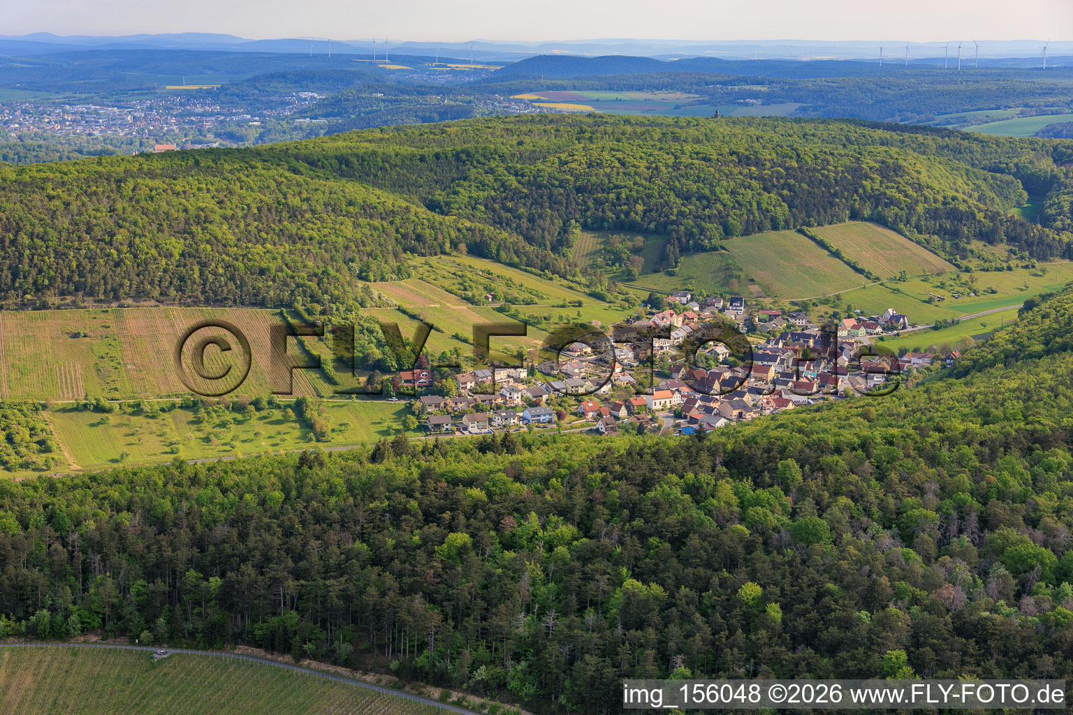 Village viticole entre vallée et forêt, vu du sud-ouest. à le quartier Wirmsthal in Euerdorf dans le département Bavière, Allemagne