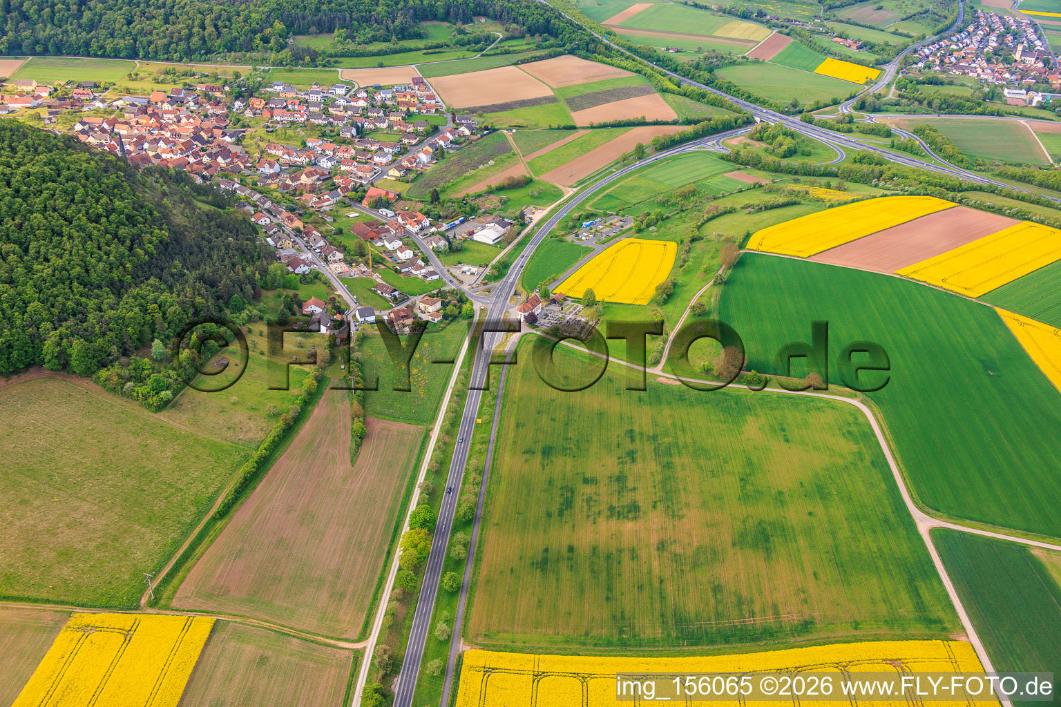 Du nord-est à le quartier Machtilshausen in Elfershausen dans le département Bavière, Allemagne