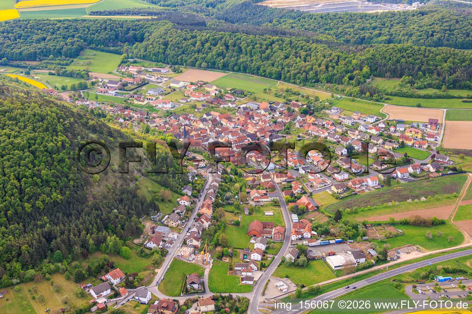 Du nord à le quartier Machtilshausen in Elfershausen dans le département Bavière, Allemagne