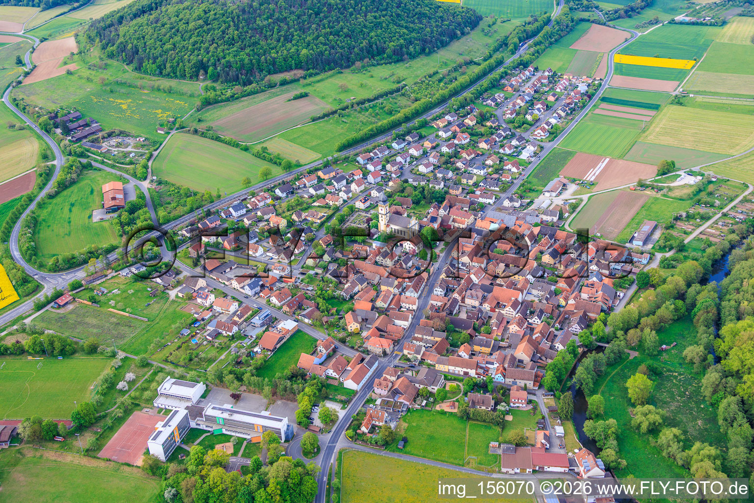 Du nord-est à le quartier Langendorf in Elfershausen dans le département Bavière, Allemagne
