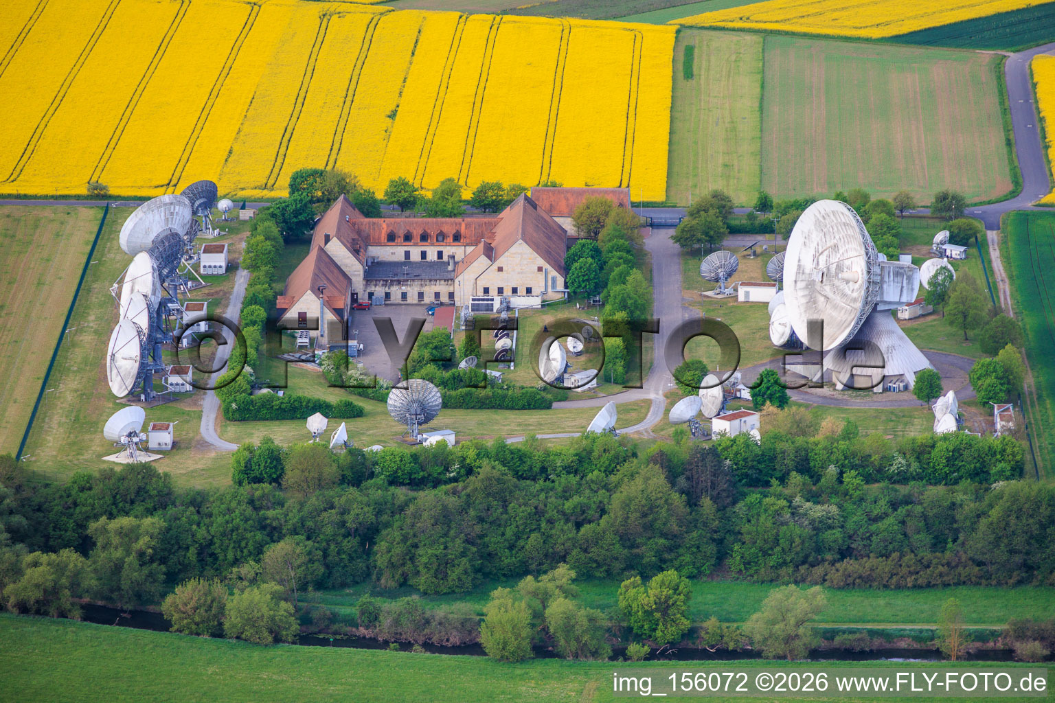 Antennes paraboliques pour la communication par satellite de la station terrestre Fuchsstadt à Fuchsstadt dans le département Bavière, Allemagne