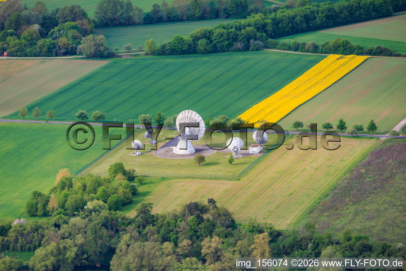 Antennes paraboliques pour la communication par satellite de la station terrestre Fuchsstadt à Fuchsstadt dans le département Bavière, Allemagne