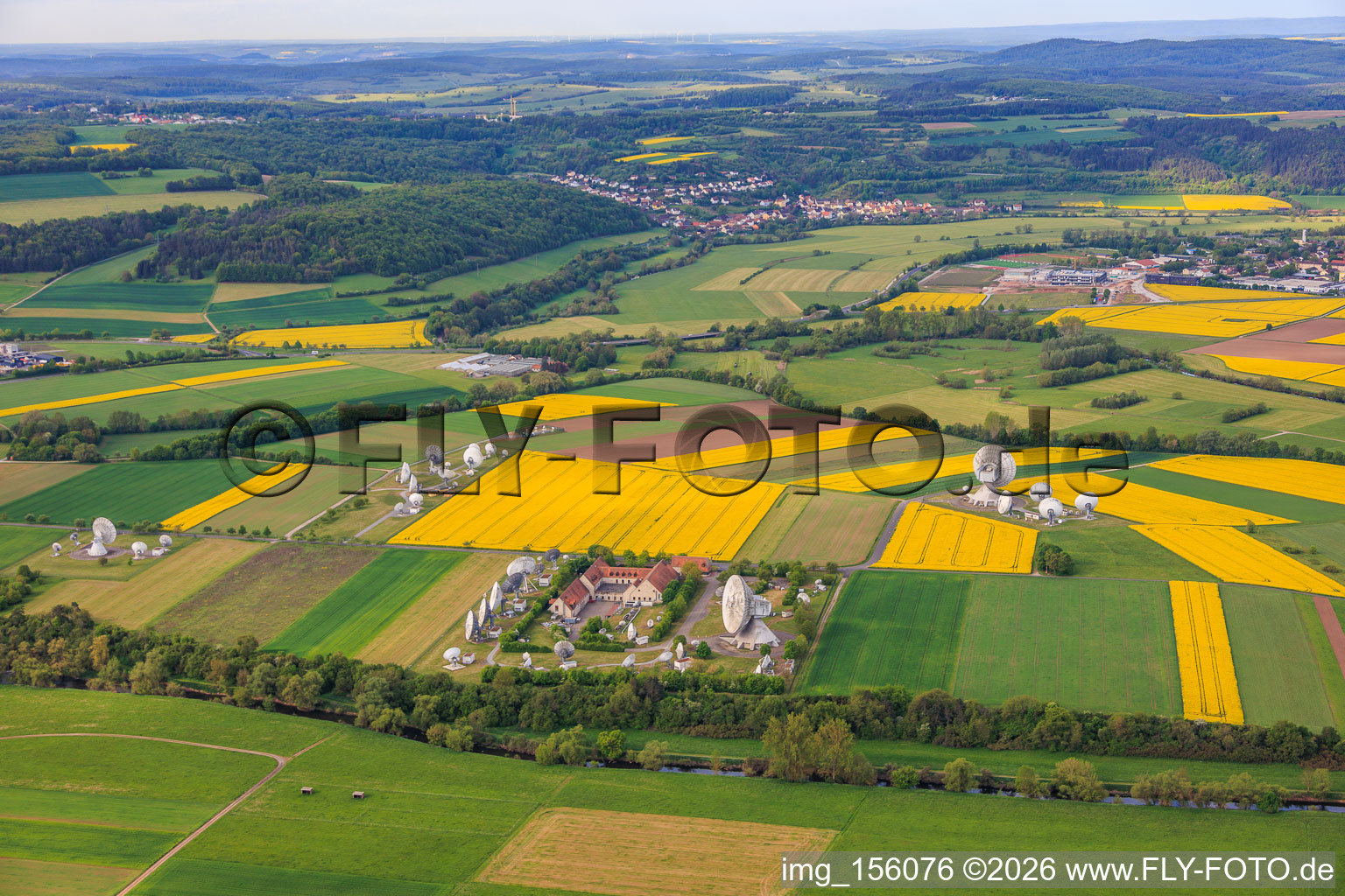 Antennes paraboliques pour la communication par satellite de la station terrestre Fuchsstadt à Fuchsstadt dans le département Bavière, Allemagne