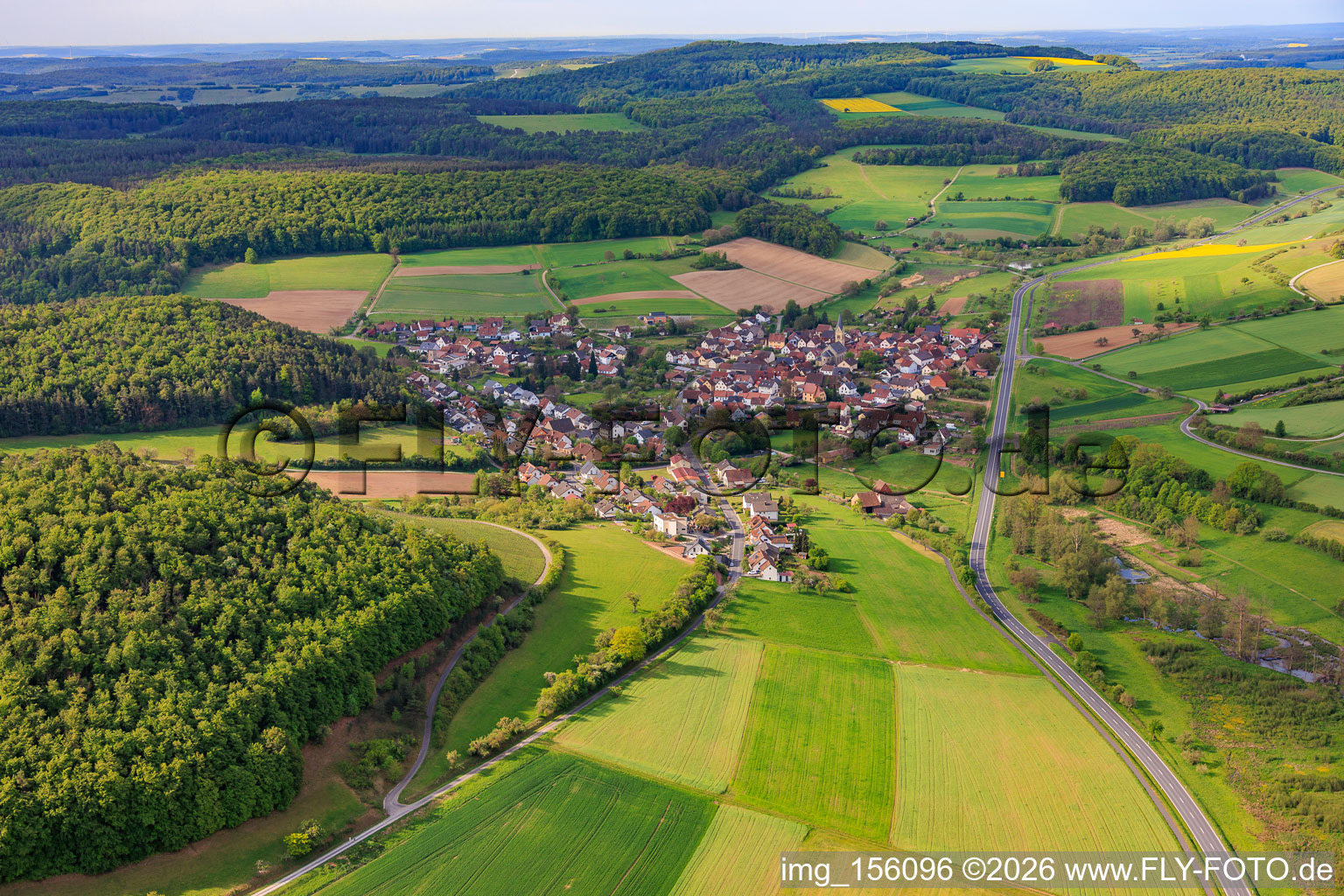 Vue d'un village dans la vallée de la Saale franconienne depuis le sud-est à le quartier Diebach in Hammelburg dans le département Bavière, Allemagne