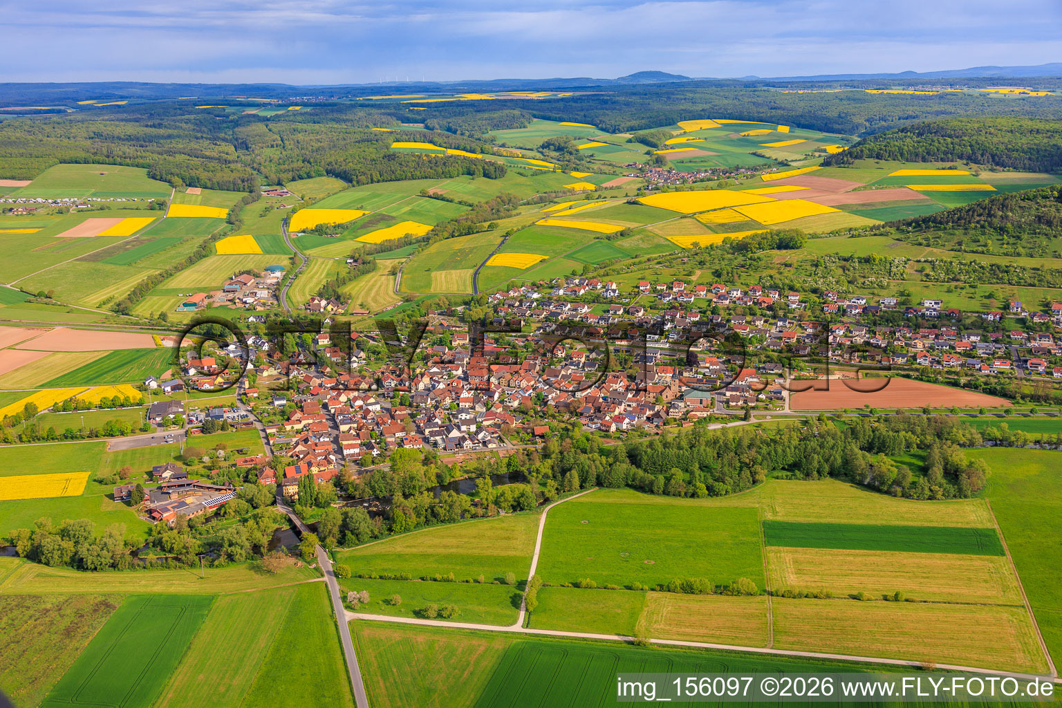 Vue d'un village dans la vallée de la Saale franconienne depuis le sud à le quartier Diebach in Hammelburg dans le département Bavière, Allemagne