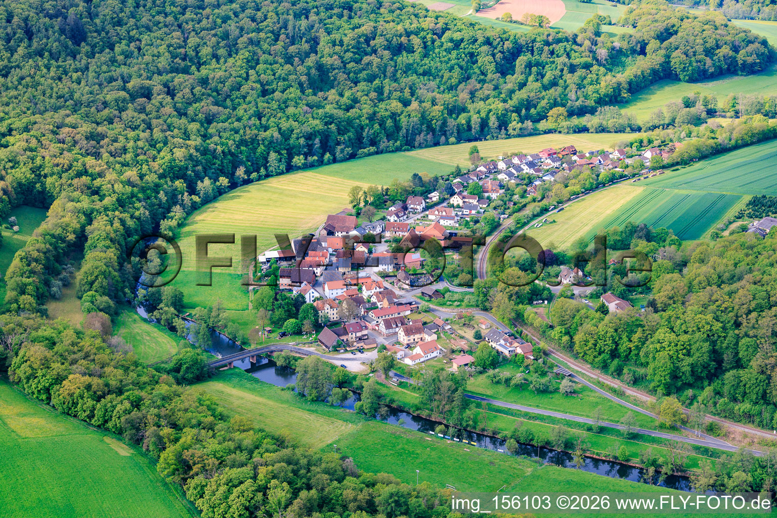 Vue d'un village dans la vallée de la Saale franconienne depuis le nord-est à le quartier Morlesau in Hammelburg dans le département Bavière, Allemagne