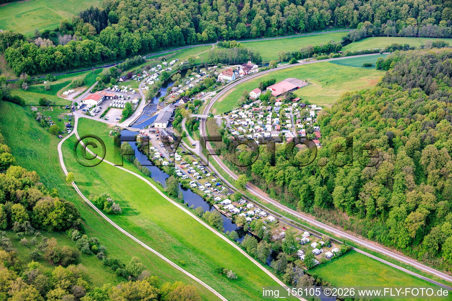 Centre de camping et de loisirs Roßmühle - Franz Volkert KG sur les rives de la Saale franconienne à le quartier Weickersgrüben in Gräfendorf dans le département Bavière, Allemagne