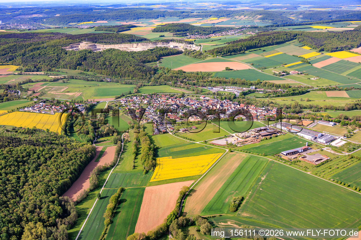 Vue du village depuis le nord-est avec Systec System Anlagetechnik GmbH & Co.KG à Gössenheim dans le département Bavière, Allemagne