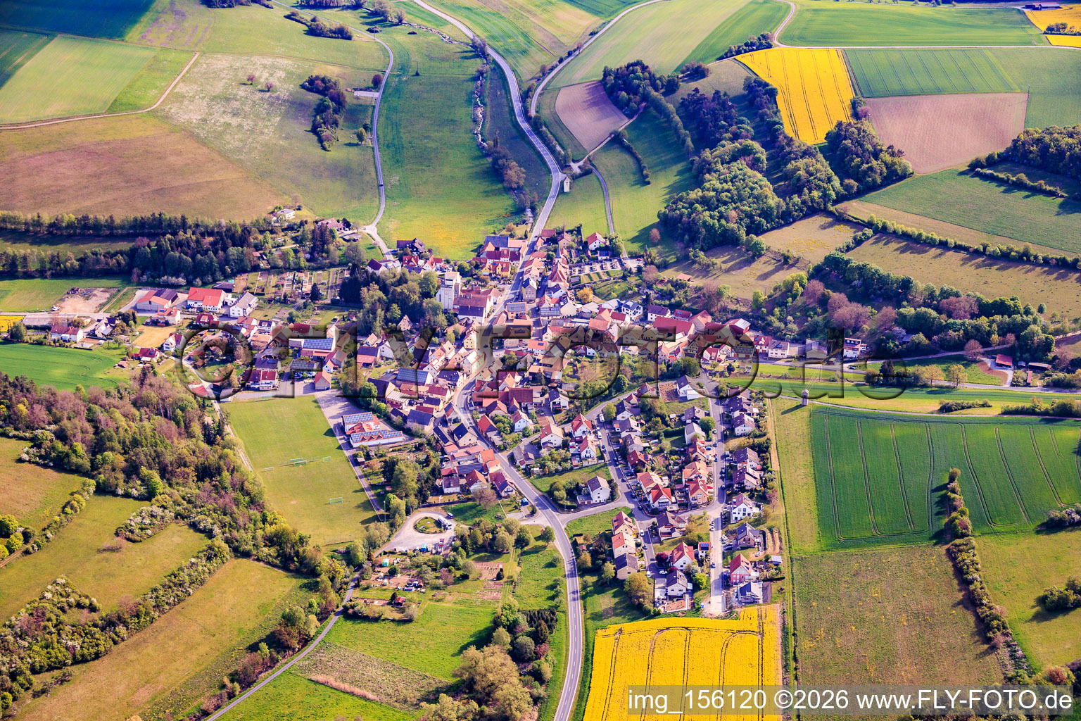 Du sud-ouest à le quartier Hundsbach in Eußenheim dans le département Bavière, Allemagne