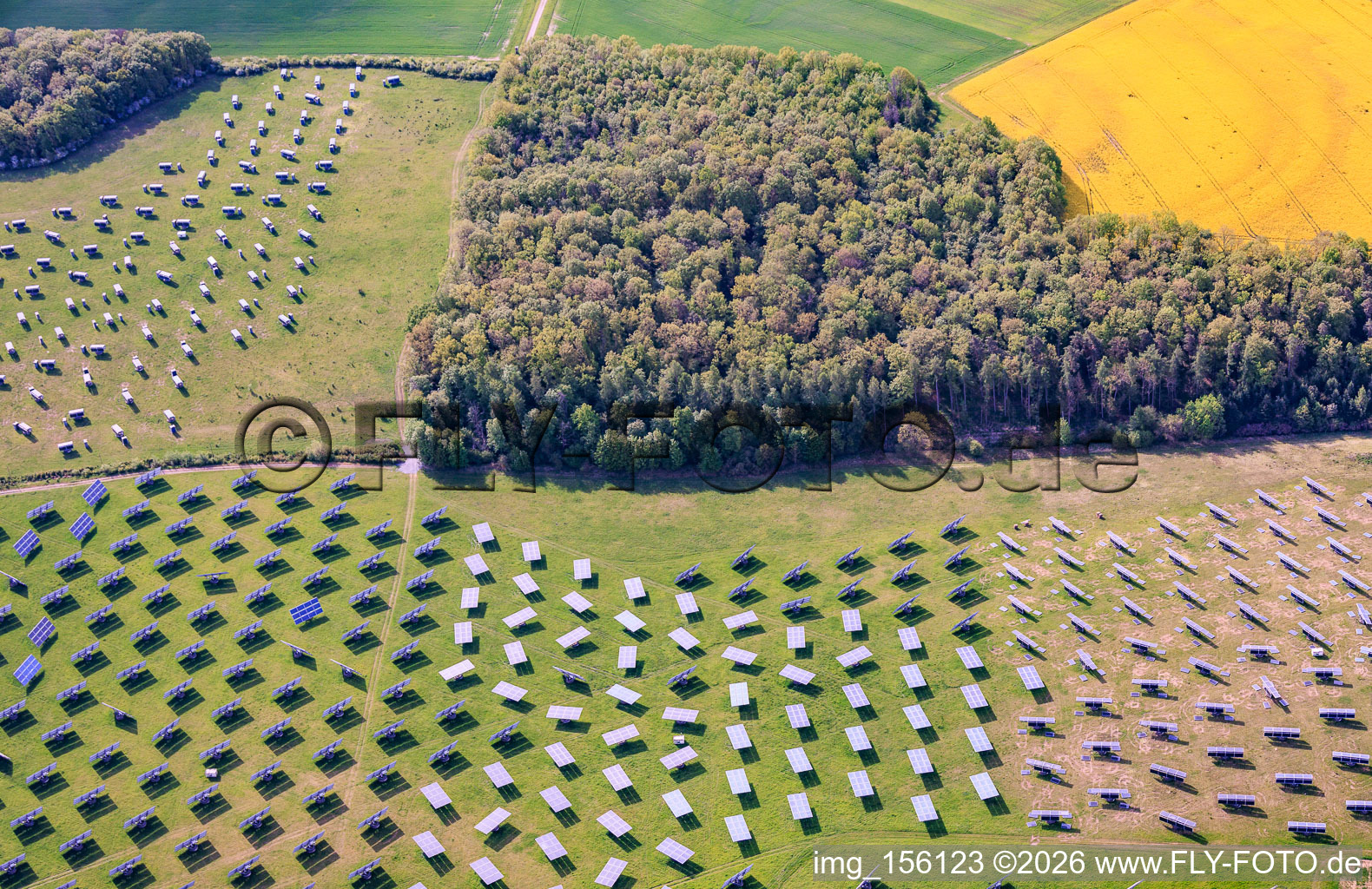 Le parc solaire de Gut Erlasee, actuellement en cours de démantèlement, est équipé de panneaux à suivi solaire. à le quartier Büchold in Arnstein dans le département Bavière, Allemagne