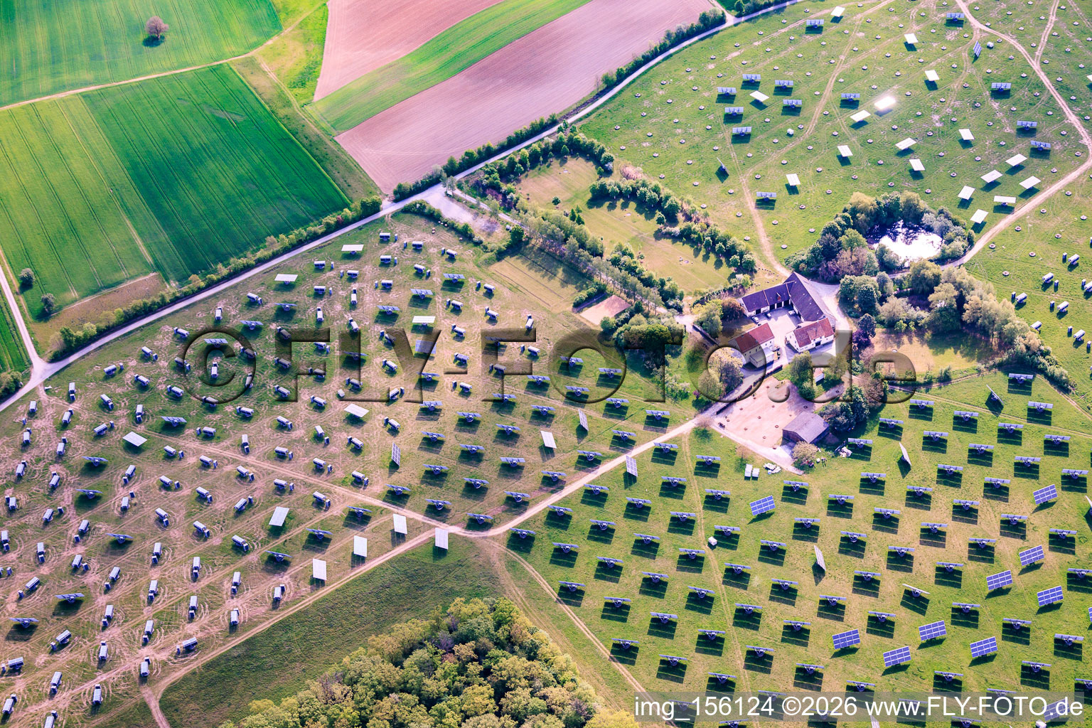 Le parc solaire de Gut Erlasee, actuellement en cours de démantèlement, est équipé de panneaux à suivi solaire. à le quartier Büchold in Arnstein dans le département Bavière, Allemagne