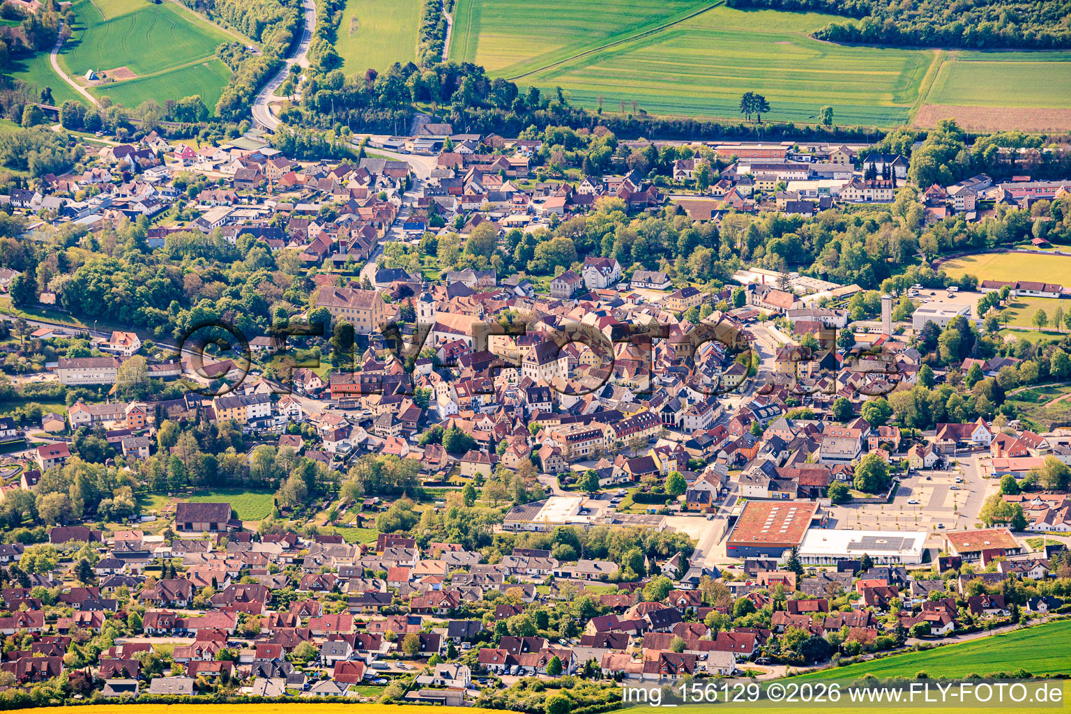 Vieille ville vue du nord à Arnstein dans le département Bavière, Allemagne