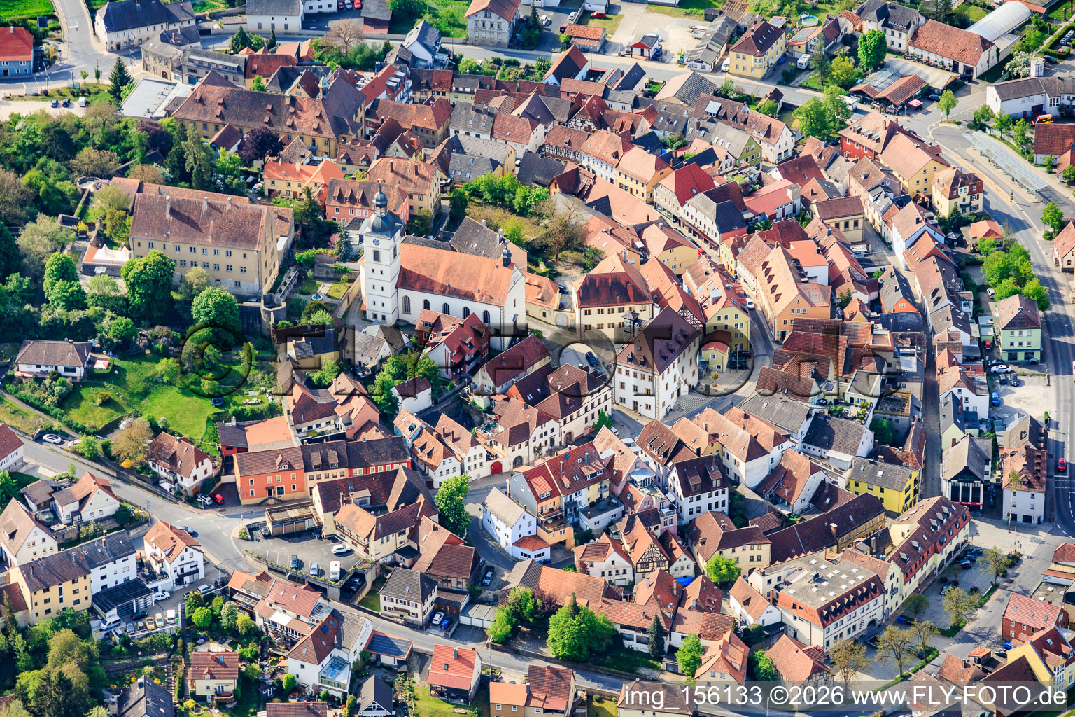 Vieille ville vue du nord avec l'église Saint-Nicolas et le château Arnstein Main Spessart sur le Kirchberg à Arnstein dans le département Bavière, Allemagne