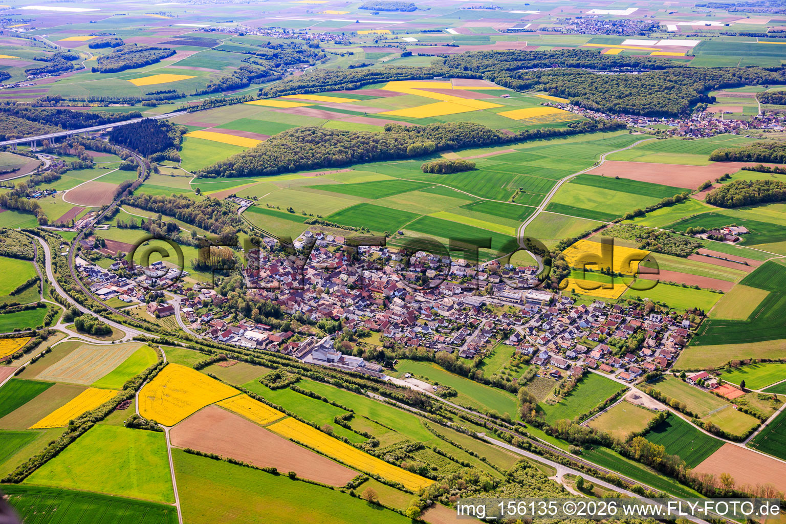Vue de la ville au-delà de la B26 à le quartier Gänheim in Arnstein dans le département Bavière, Allemagne