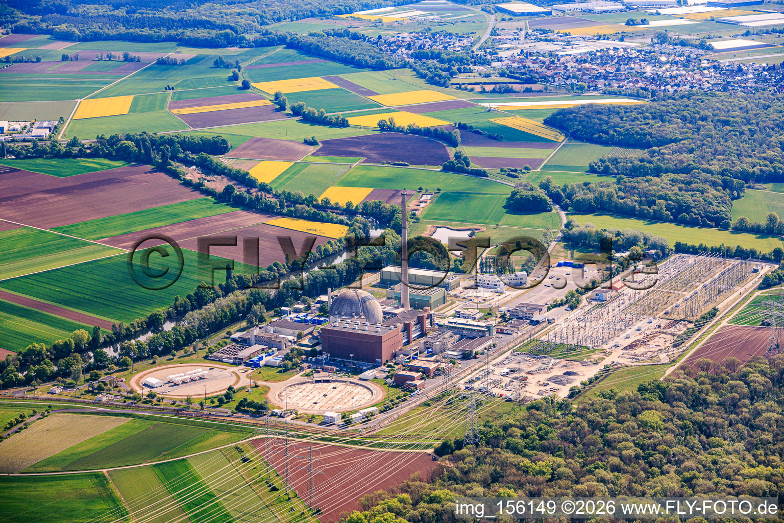 Centrale nucléaire désaffectée Grafenrheinfeld de Preussenelektra GmbH sur les rives du Main, avec stockage de Castor dans le « gymnase » et grande sous-station à Grafenrheinfeld dans le département Bavière, Allemagne