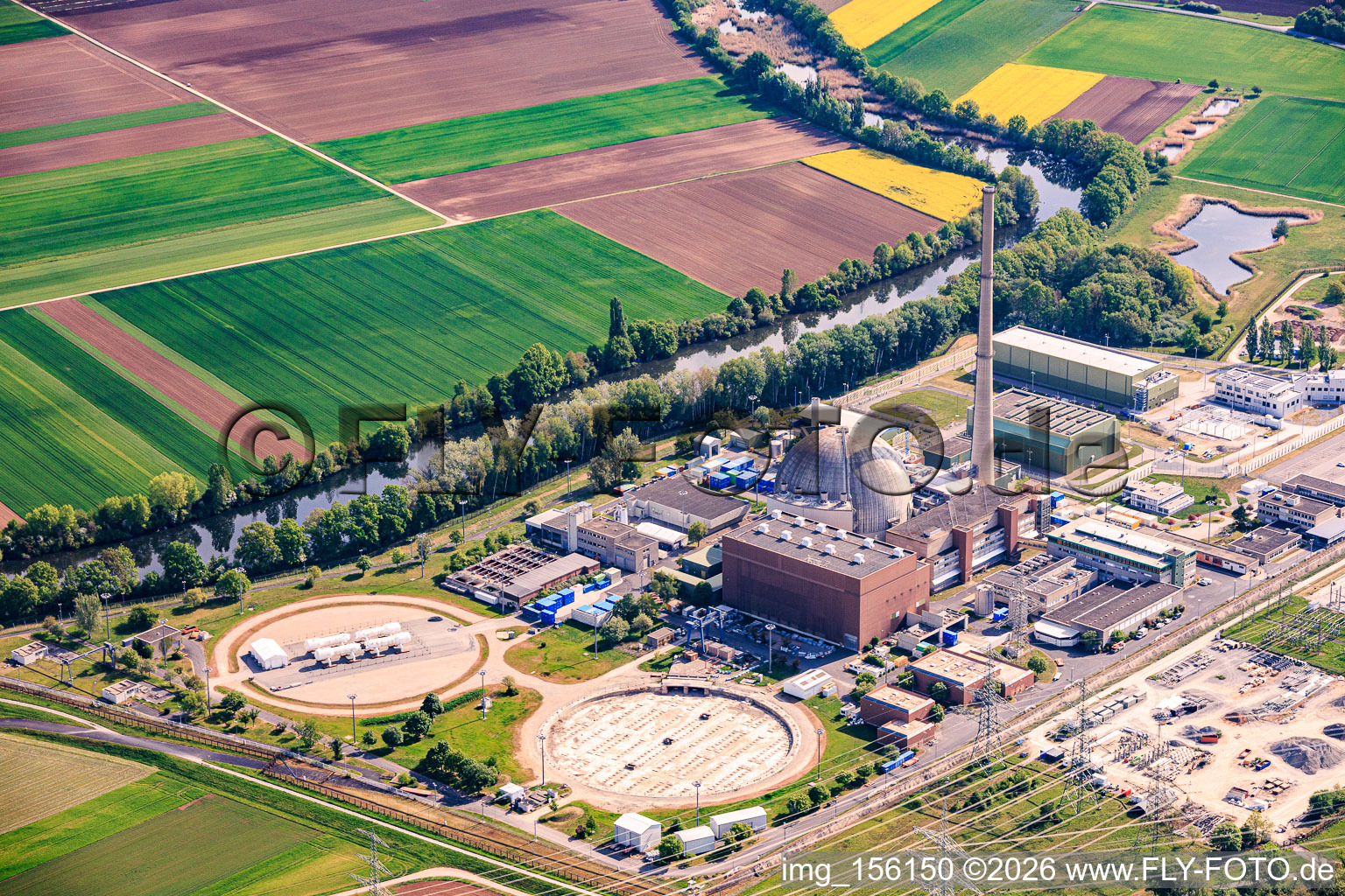 Anciennes tours de refroidissement Grafenrheinfeld de la centrale nucléaire désaffectée Grafenrheinfeld de Preussenelektra GmbH sur les rives du fleuve Main avec stockage Castor dans le «gymnasium» à Grafenrheinfeld dans le département Bavière, Allemagne
