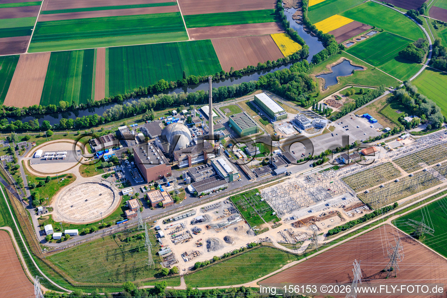 Centrale nucléaire désaffectée Grafenrheinfeld de Preussenelektra GmbH sur les rives du Main, avec stockage de Castor dans le « gymnase » et grande sous-station à Grafenrheinfeld dans le département Bavière, Allemagne