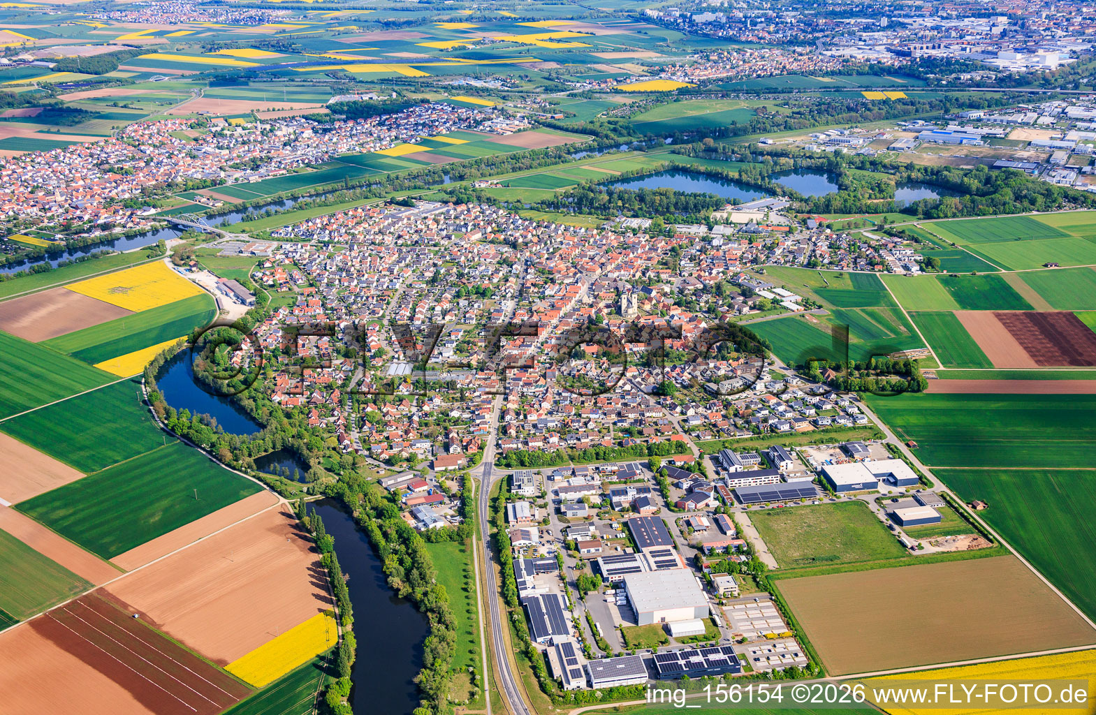 Vue de la ville depuis le sud-ouest sur le vieux Main près de Bergrheinfeld et Grafenrheinfeld à Grafenrheinfeld dans le département Bavière, Allemagne