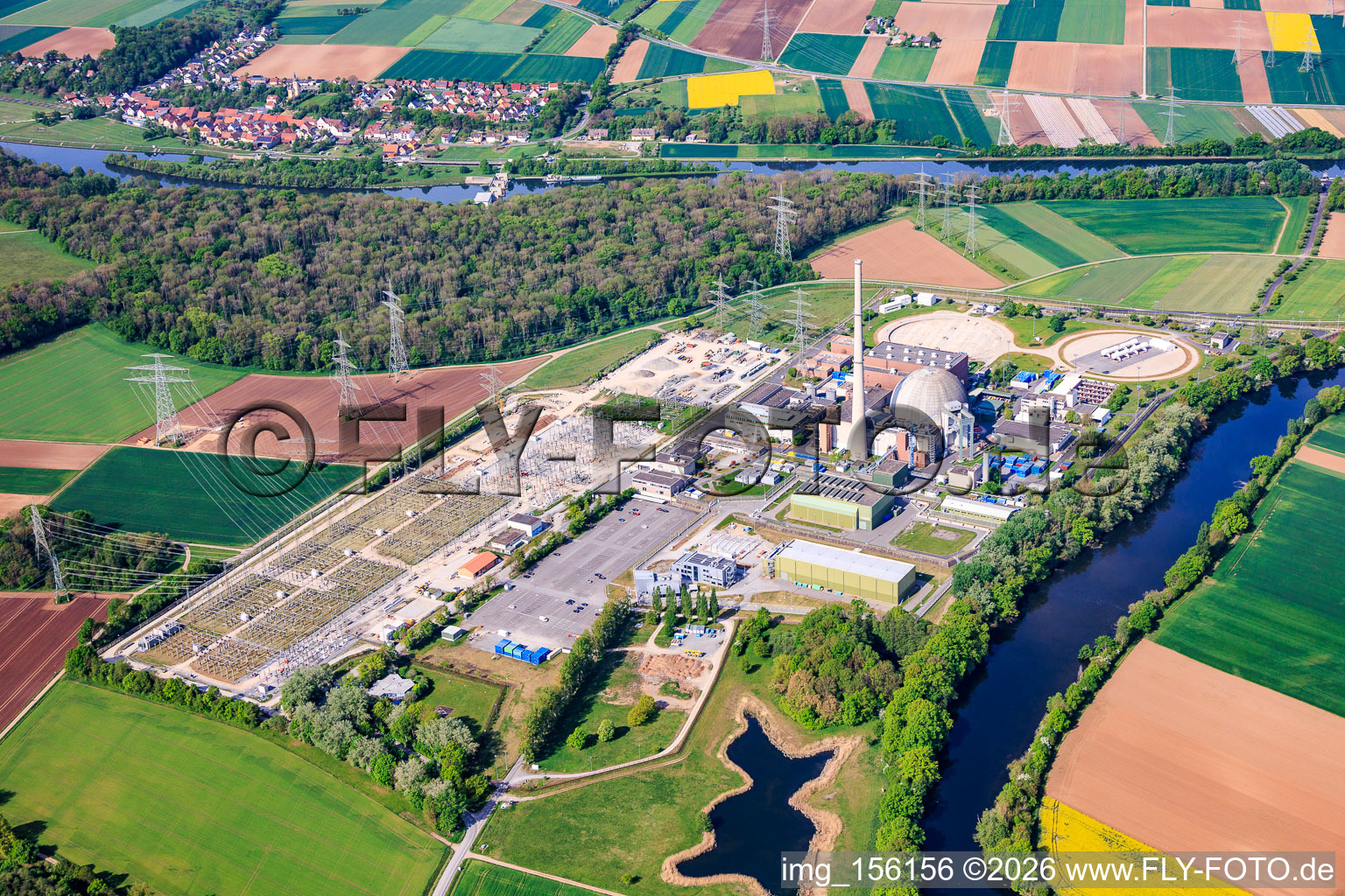 Centrale nucléaire désaffectée Grafenrheinfeld de Preussenelektra GmbH sur les rives du Main, avec stockage de Castor dans le « gymnase » et grande sous-station à Grafenrheinfeld dans le département Bavière, Allemagne