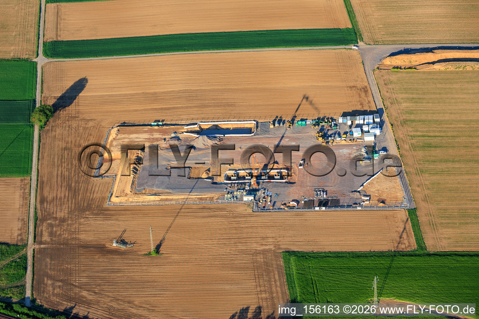 Chantier de construction du deuxième site de forage sur le Trappelberg du projet Lionheart de Vulcan Energy, destiné à assurer l'approvisionnement futur en chaleur neutre en carbone de la ville de Landau, ainsi qu'à l'extraction de lithium et à la production d'électricité via une centrale ORC. à Rohrbach dans le département Rhénanie-Palatinat, Allemagne