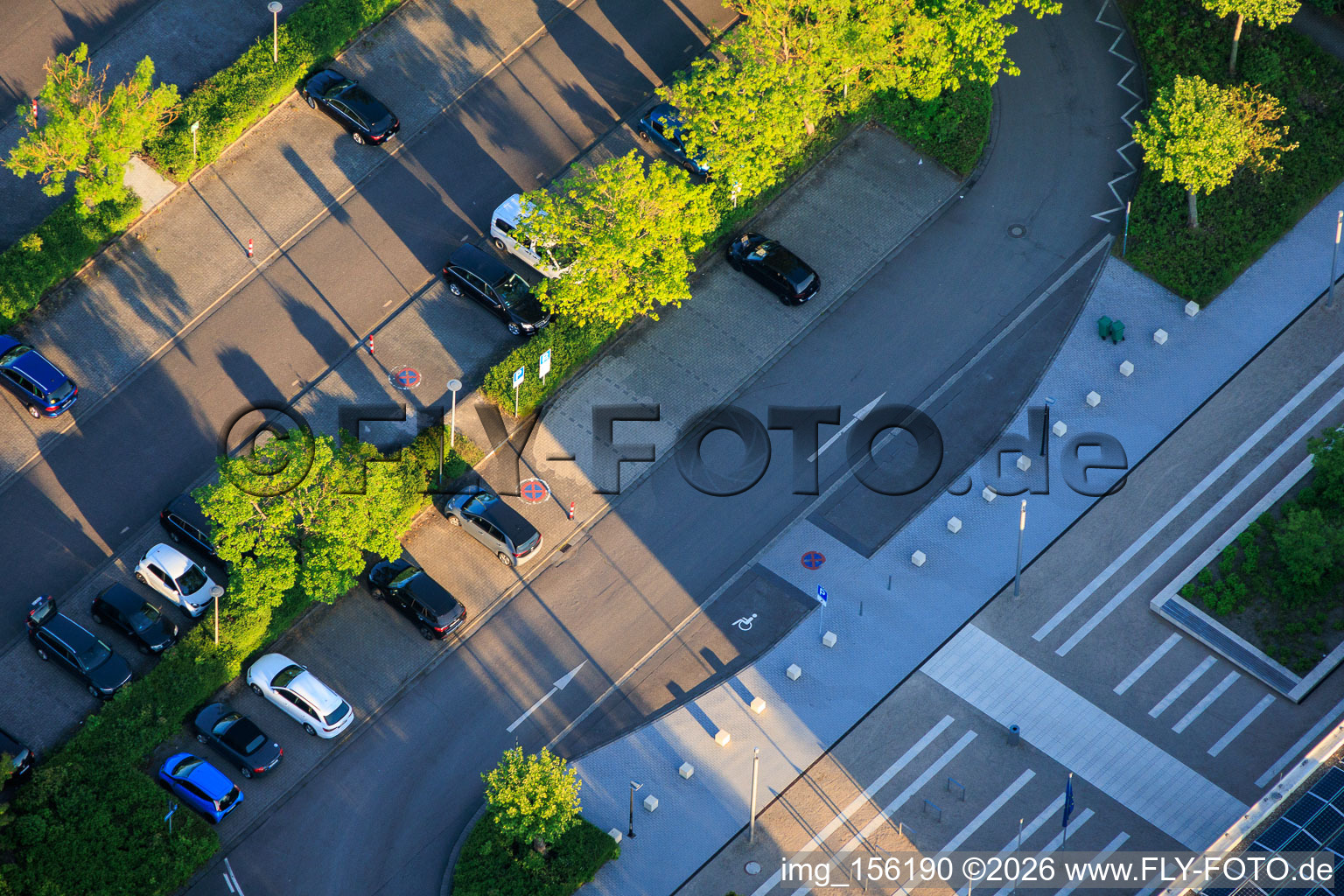 Parking de la mairie, piscine et installations sportives sur Rathausweg à Offenbach an der Queich dans le département Rhénanie-Palatinat, Allemagne