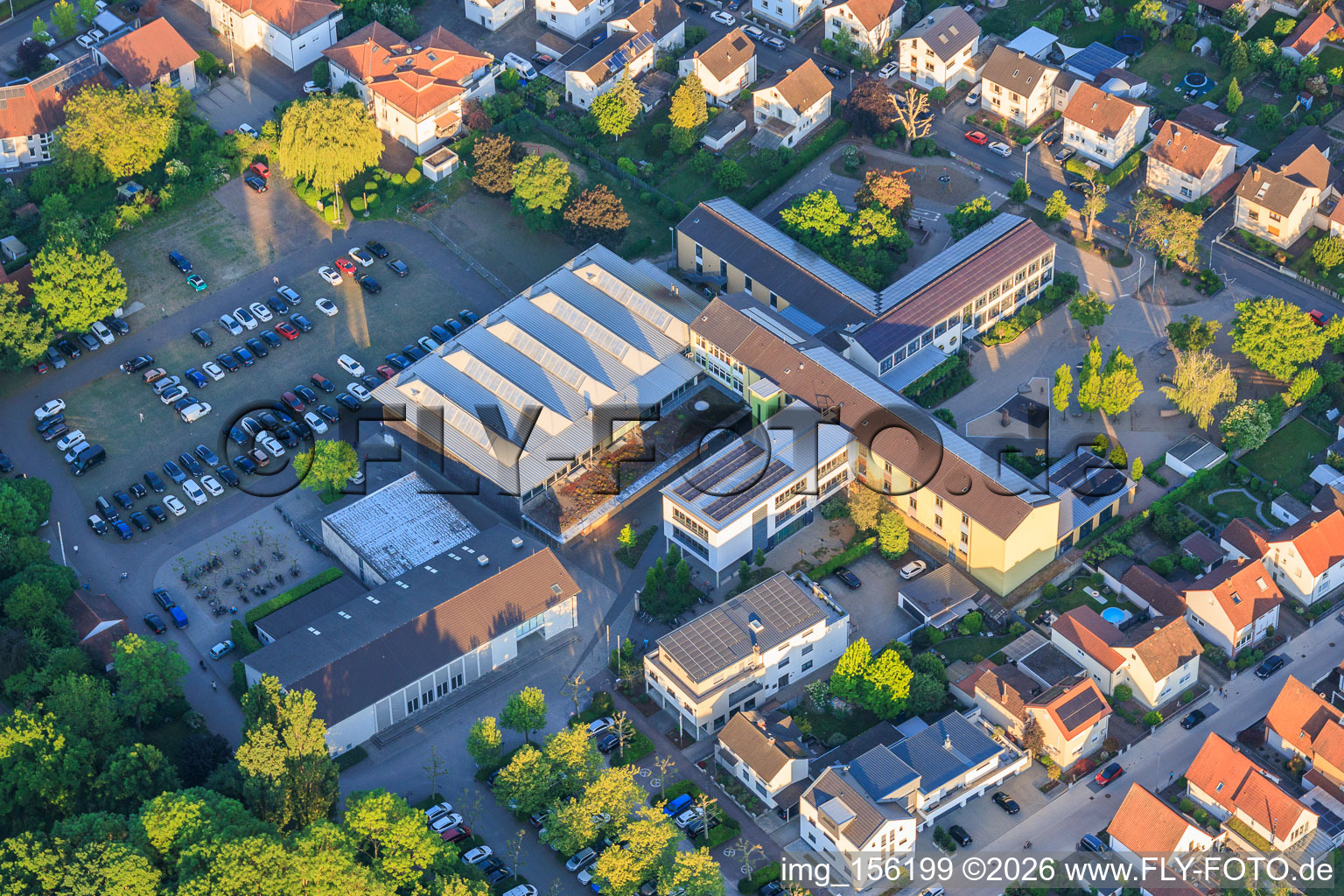 École primaire d'Herxheim, fête foraine, salle de sport et Elmar-Weiller-Festhalle Herxheim à Herxheim bei Landau dans le département Rhénanie-Palatinat, Allemagne