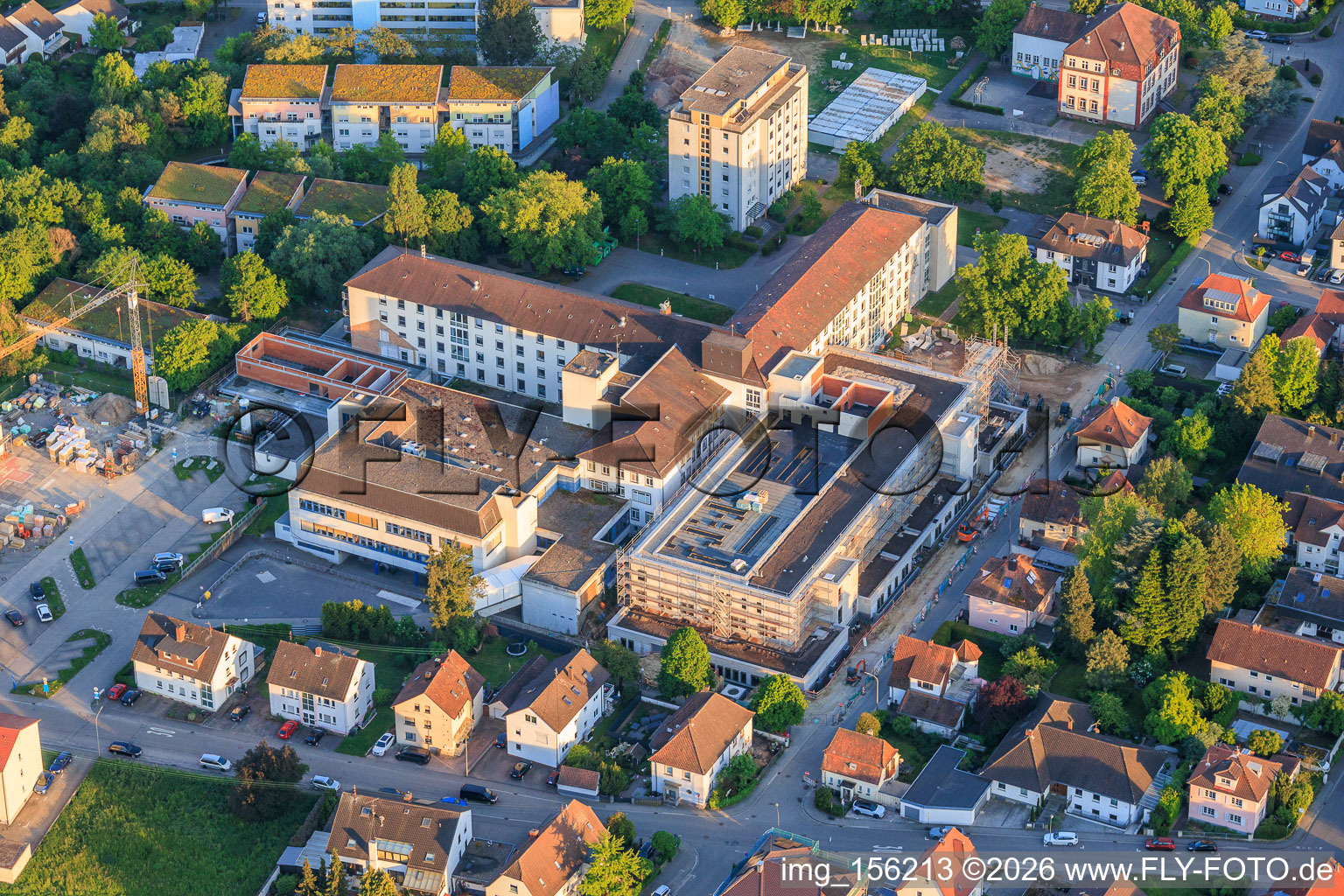 Chantier du nouveau bâtiment abritant le service des urgences, l'unité de soins intensifs et les services de diagnostic d'Asklepios Südpfalzkliniken GmbH. Maîtrise d'œuvre BPM Bau- und Projektmanagement Hart GmbH. Architecture, urbanisme et supervision du chantier: alsh sander hofrichter architekten GmbH, cabinet d'architecture et d'urbanisme. Bureau d'études Noll GmbH, Planification CVC (Chauffage, Ventilation, Plomberie, Gaz médicaux, Automatisation du bâtiment), Planification CVC (Systèmes haute et basse tension, Convoyeurs): DE-Plan GmbH & Co. KG, Ingénierie structurelle: ZPP Ingenieure AG, Architecture paysagère: hofmann_röttgen Landschaftsarchitekten BDLA, Protection incendie: Rieser-Wessel Brandschutzsachverständige & Ingenieure PartG mbB, et Physique du bâtiment / Isolation phonique et acoustique: Bureau d'études Seidel à Kandel dans le département Rhénanie-Palatinat, Allemagne