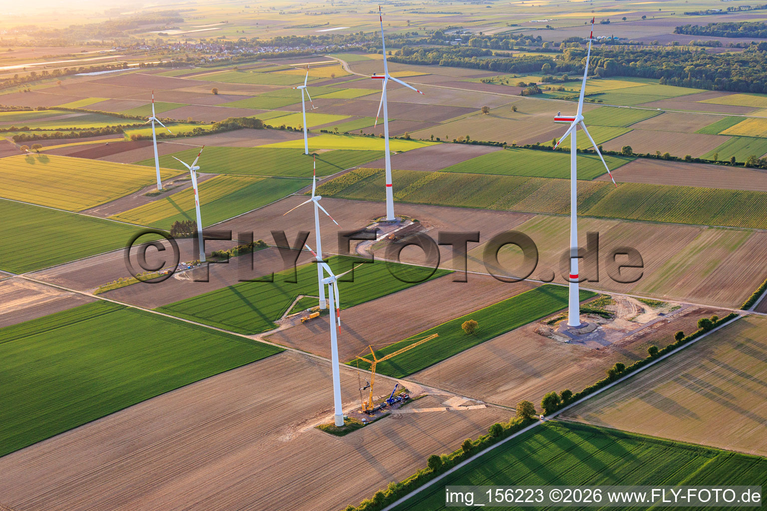 Modernisation du parc éolien Minfeld. JUWI remplace quatre turbines plus anciennes (GE 1.5) de 2004 par deux nouvelles turbines modernes Vestas V162, chacune d'une capacité de six MW. à Minfeld dans le département Rhénanie-Palatinat, Allemagne