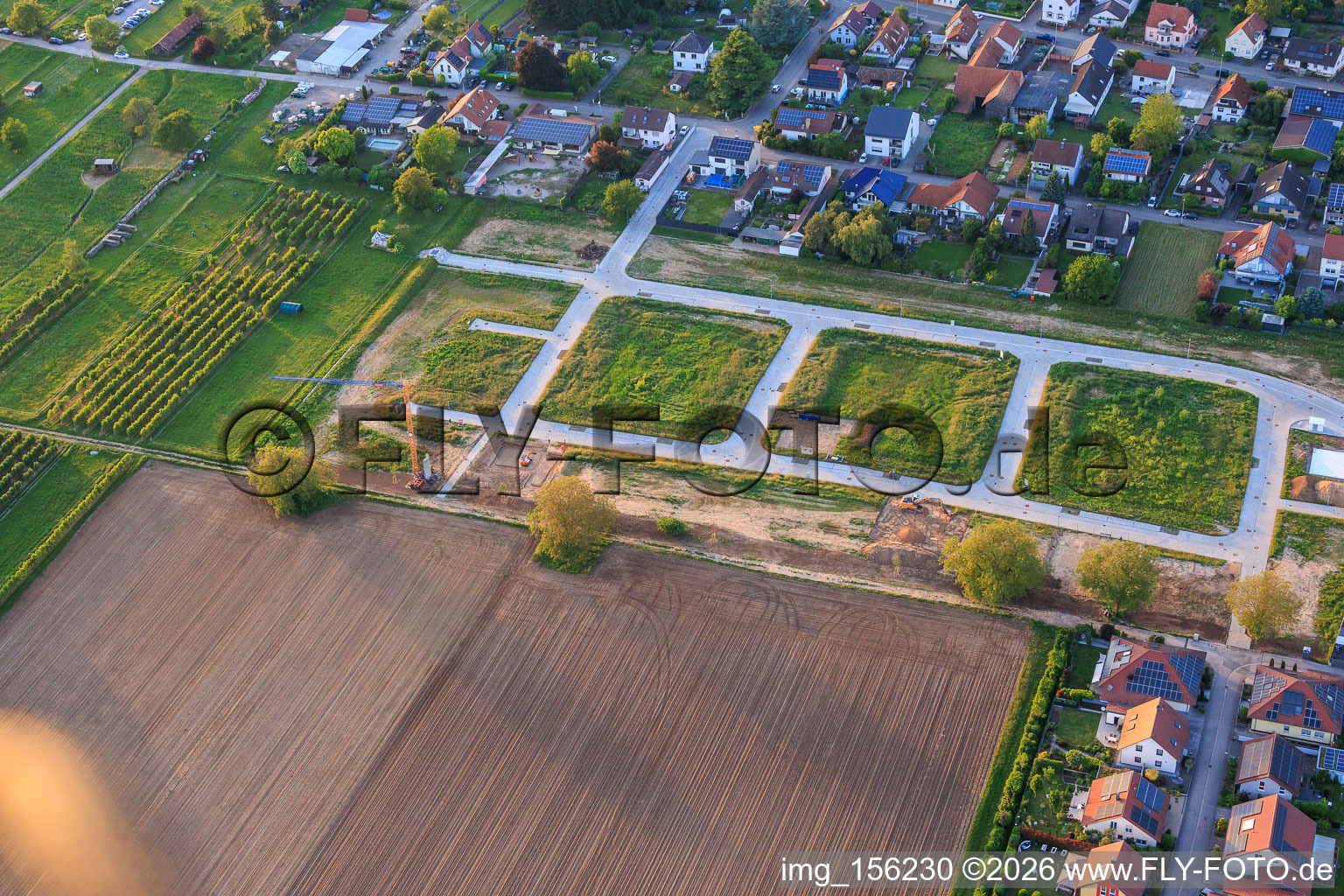 Premier chantier de construction dans le nouveau quartier en développement Im Kirschgarten à Winden dans le département Rhénanie-Palatinat, Allemagne