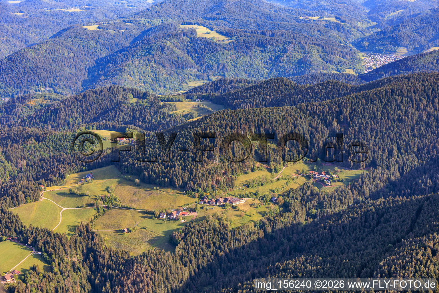 Du sud-est à le quartier Rohrbach in Schiltach dans le département Bade-Wurtemberg, Allemagne