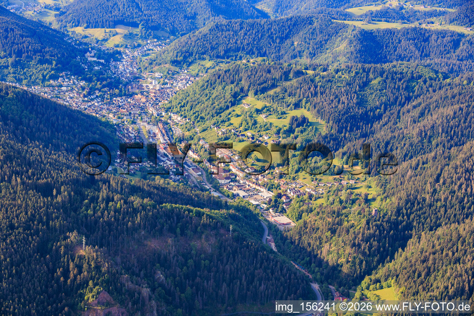 Vue de la ville dans la vallée de la Forêt-Noire depuis le nord à Schramberg dans le département Bade-Wurtemberg, Allemagne