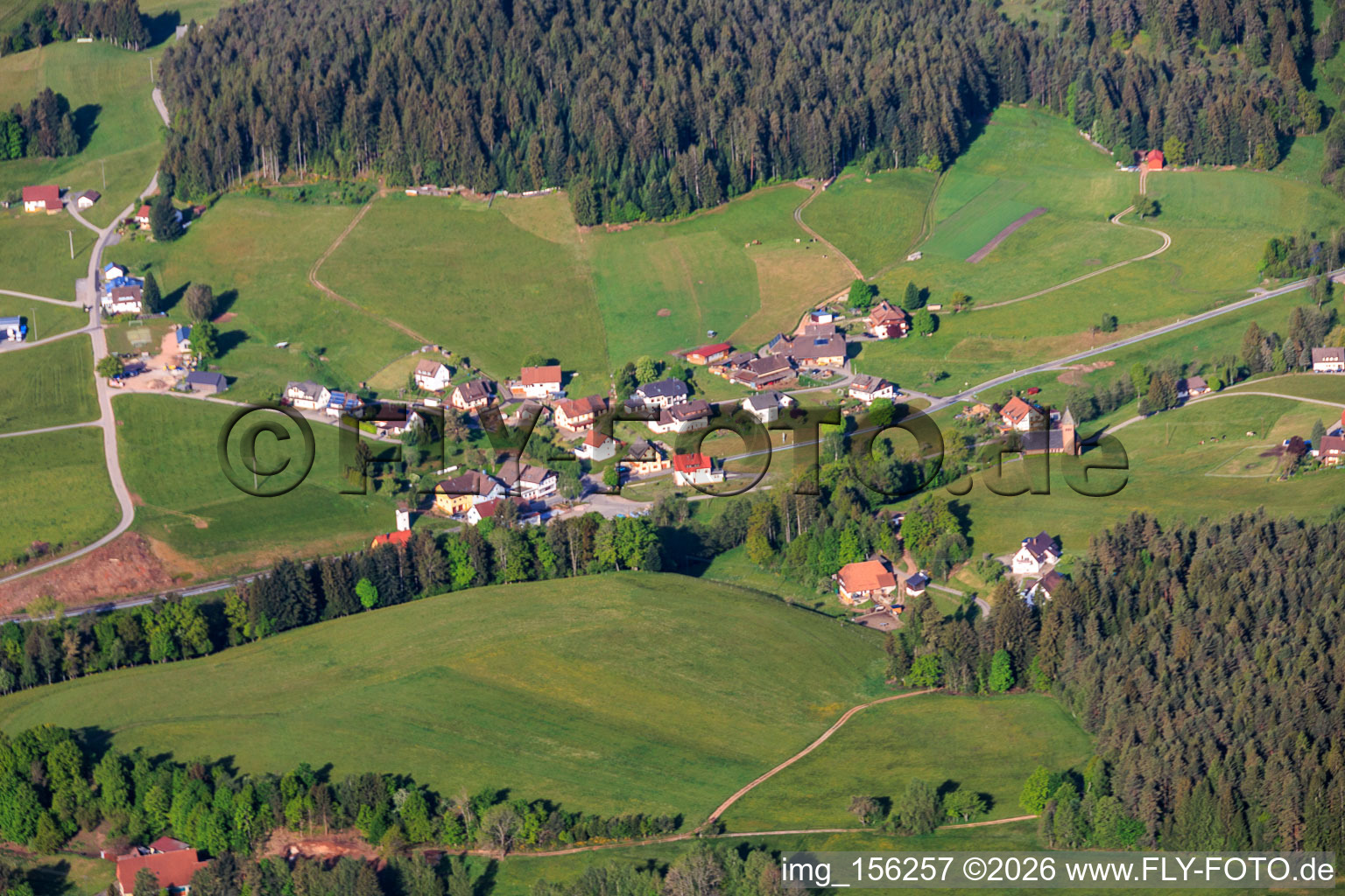 Vue du village avec l'église Maria Regina Pacis sur le ruisseau Sulzbach, vue du nord-est. à le quartier Diesenhof in Lauterbach dans le département Bade-Wurtemberg, Allemagne