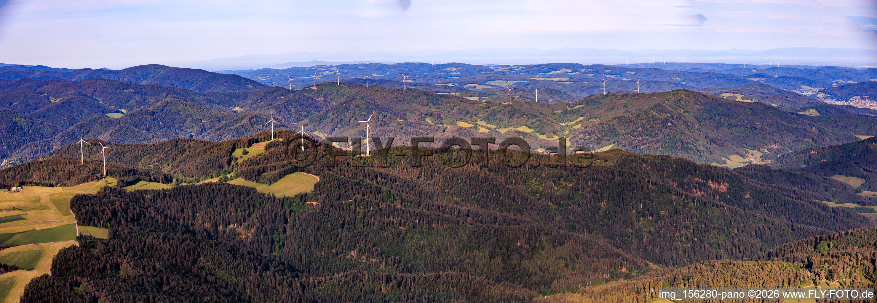 Panorama des parcs éoliens de la Forêt-Noire, Falkenhöhe au premier plan à le quartier Unter-Reichenbach in Hornberg dans le département Bade-Wurtemberg, Allemagne