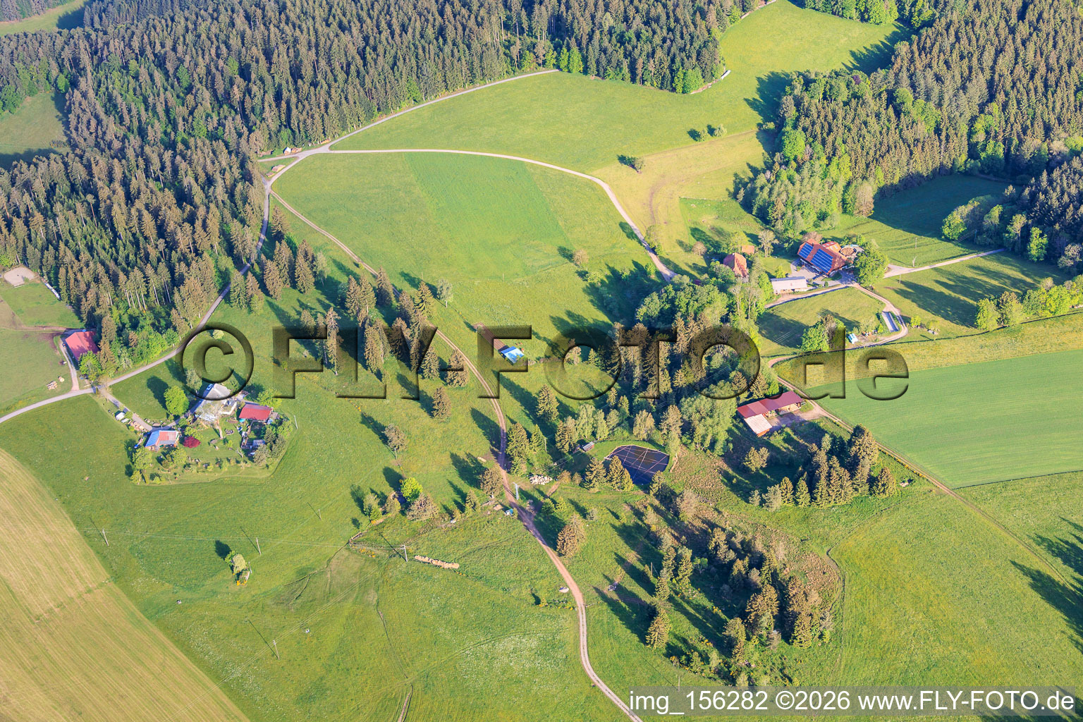 Fermes de la Forêt-Noire sur Simonshansenhofweg à le quartier Kirnbach in Wolfach dans le département Bade-Wurtemberg, Allemagne