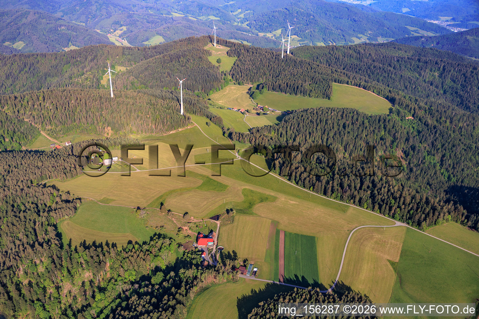 Parc de motocross BlackForest et parc éolien de Falkenhöhe à le quartier Unter-Reichenbach in Hornberg dans le département Bade-Wurtemberg, Allemagne