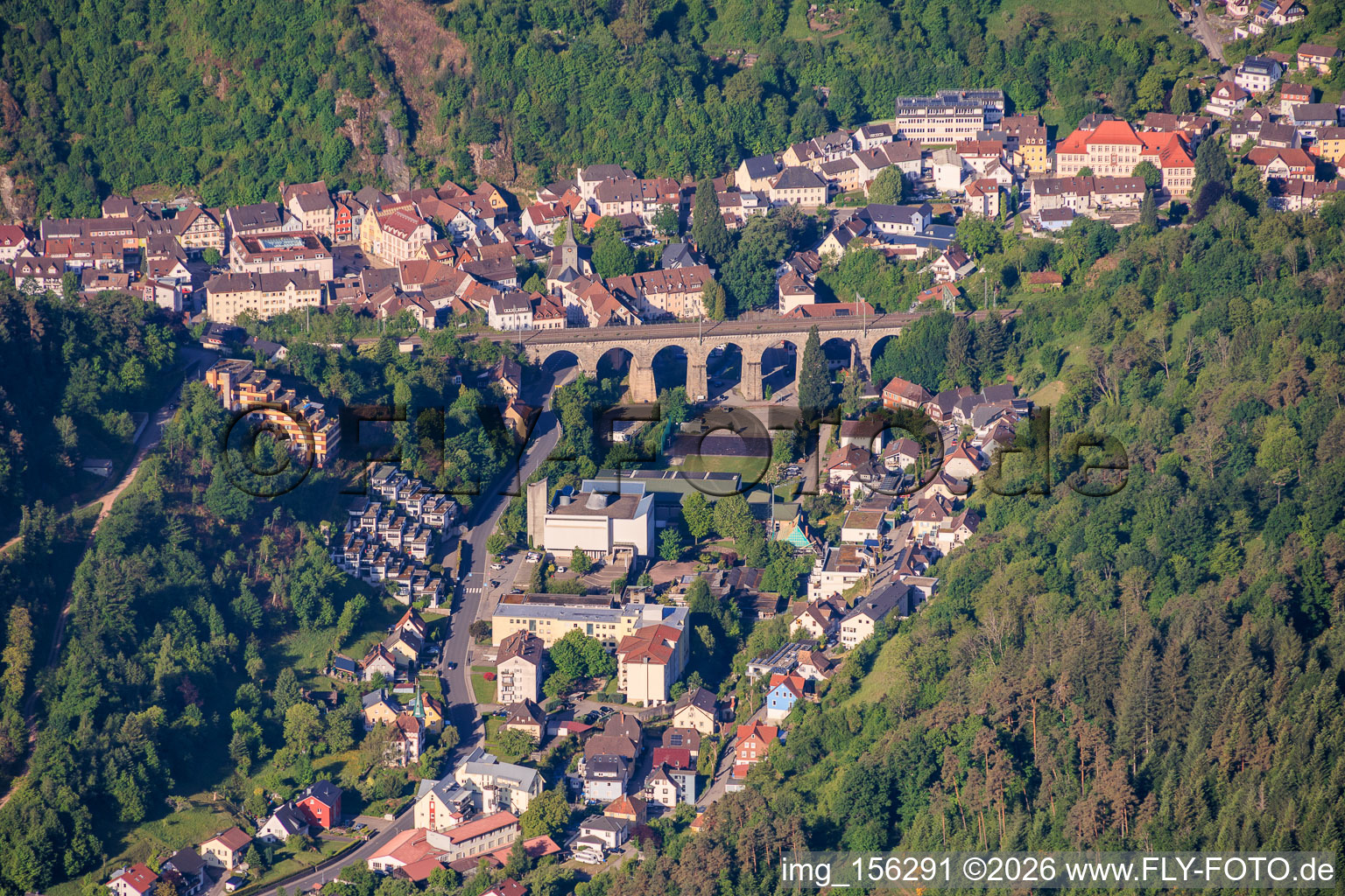 Vue de la ville avec le viaduc de Reichenbach dans la vallée de Reichenbach, depuis le nord-est à Hornberg dans le département Bade-Wurtemberg, Allemagne