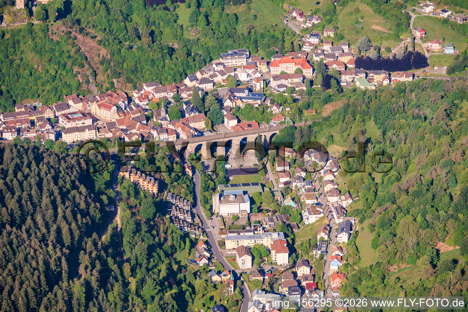 Vue de la ville avec le viaduc de Reichenbach dans la vallée de Reichenbach, depuis le nord-est à Hornberg dans le département Bade-Wurtemberg, Allemagne