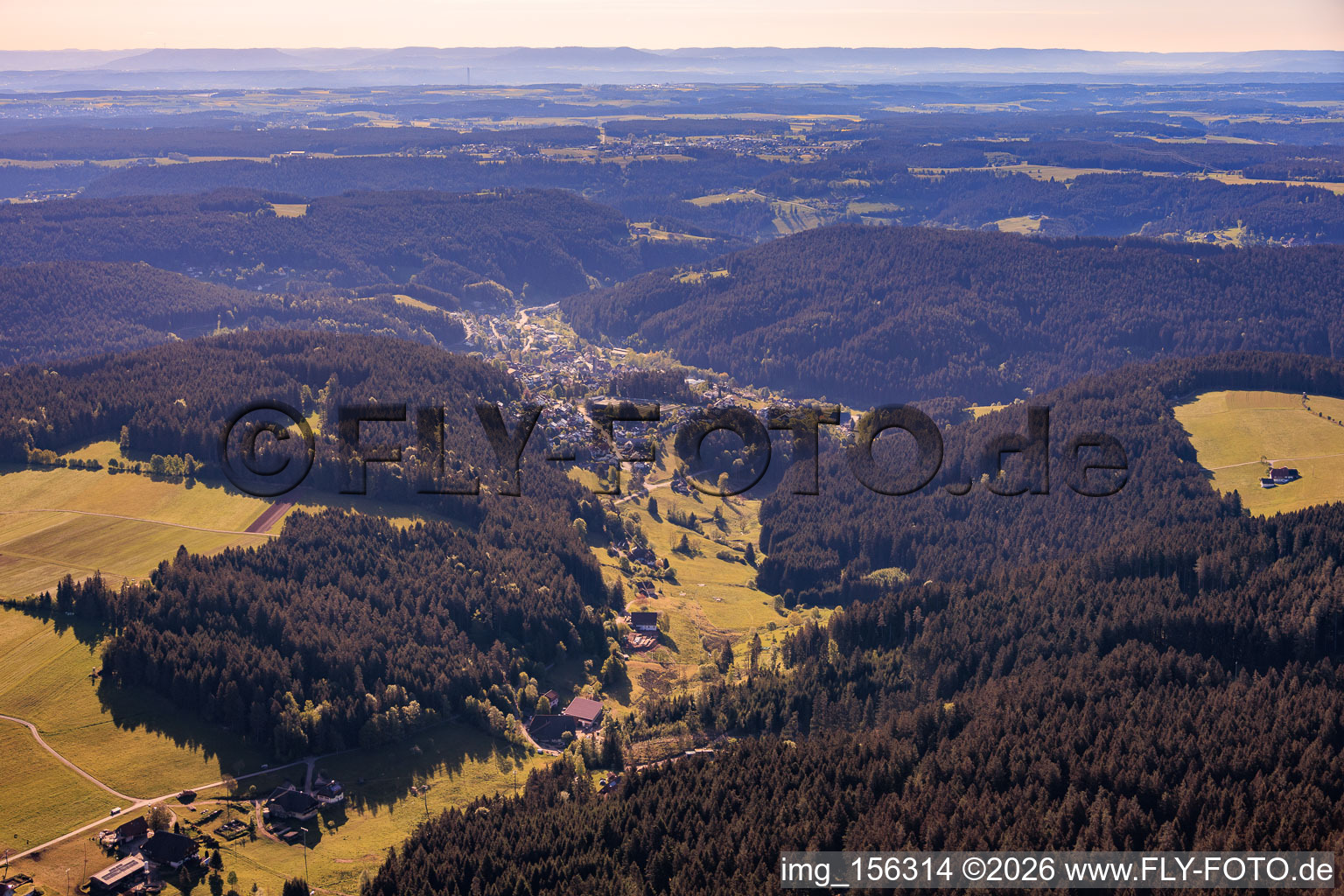 Vue de la ville dans la vallée de Schiltach depuis l'ouest à le quartier Tennenbronn in Schramberg dans le département Bade-Wurtemberg, Allemagne