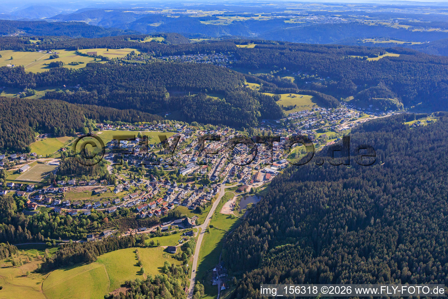 Vue de la ville dans la vallée de Schiltach depuis le sud à le quartier Tennenbronn in Schramberg dans le département Bade-Wurtemberg, Allemagne