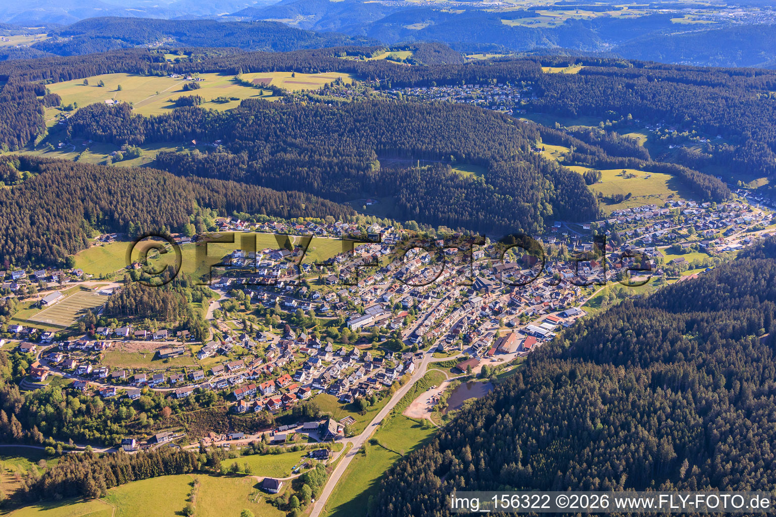 Vue de la ville dans la vallée de Schiltach depuis le sud à le quartier Tennenbronn in Schramberg dans le département Bade-Wurtemberg, Allemagne