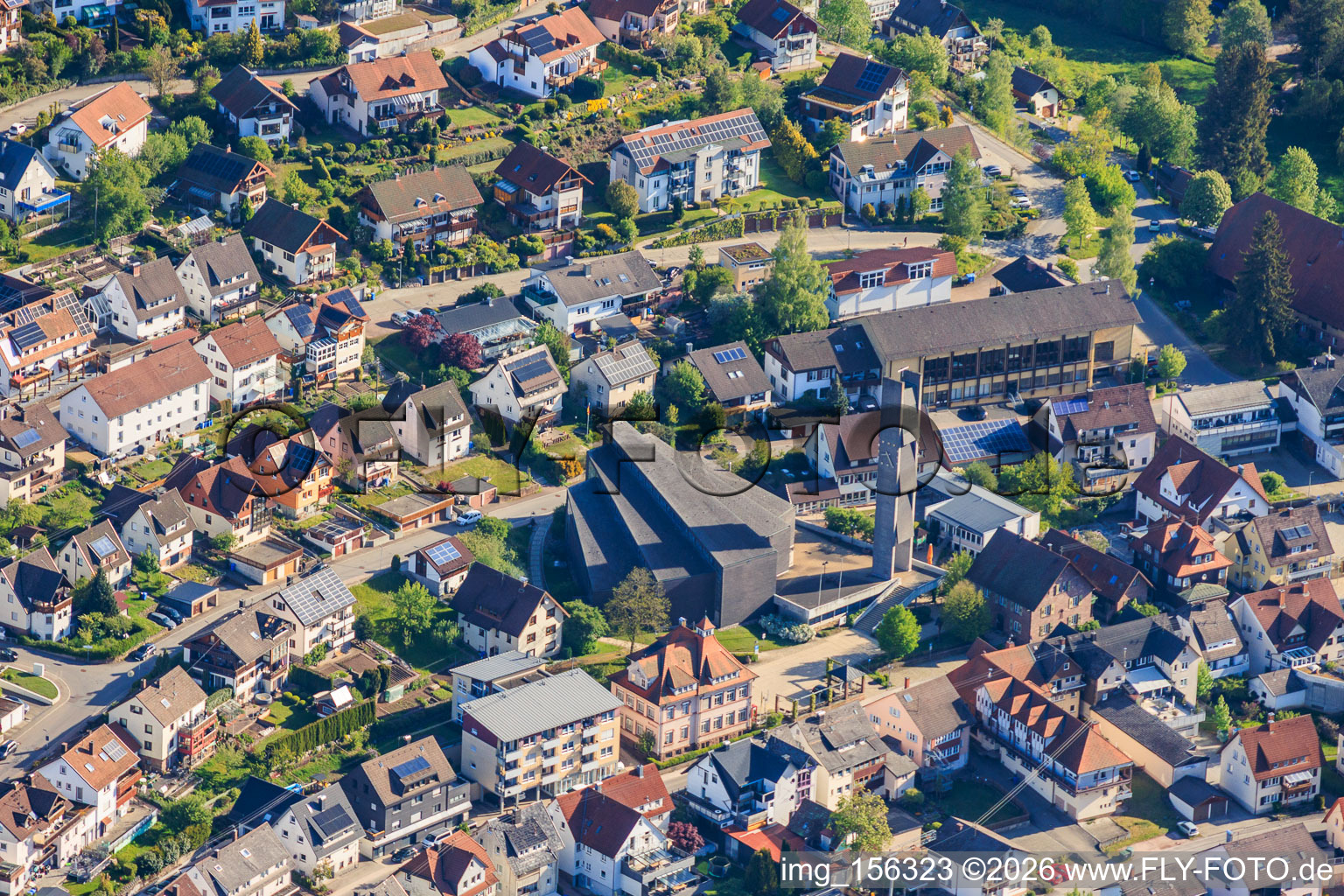 Rue principale avec l'église Saint-Jean-Baptiste à le quartier Tennenbronn in Schramberg dans le département Bade-Wurtemberg, Allemagne