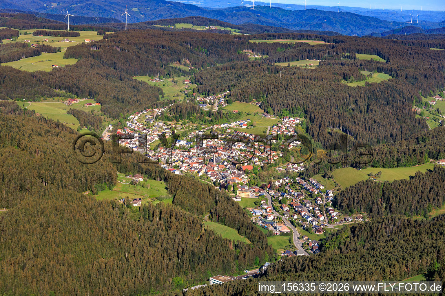 Vue de la ville dans la vallée de Schiltach depuis l'est à le quartier Tennenbronn in Schramberg dans le département Bade-Wurtemberg, Allemagne