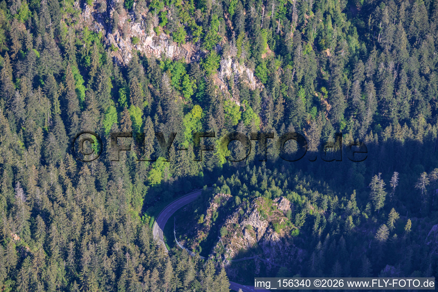 Rochers dans la Forêt-Noire le long de la L715 à le quartier Tennenbronn in Schramberg dans le département Bade-Wurtemberg, Allemagne