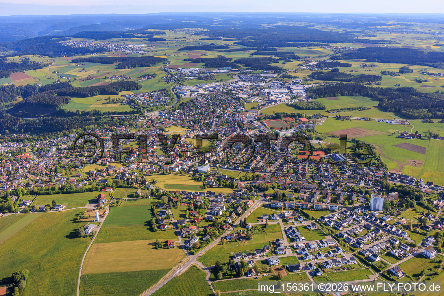 Vue de la ville depuis le sud à le quartier Sulgen in Schramberg dans le département Bade-Wurtemberg, Allemagne